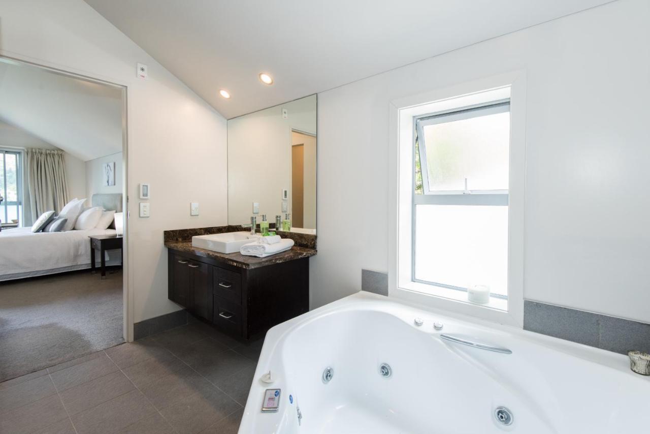Lakeside Luxury With Spa Queenstown Exteriör bild
